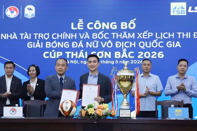 Lãnh đạo VFF và đơn vị tài trợ chính tại buổi lễ công bố nhà tài trợ, bốc thăm, xếp lịch thi đấu giải.