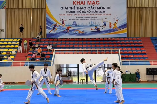 Các vận động viên taekwondo trẻ biểu diễn tại lễ khai mạc.