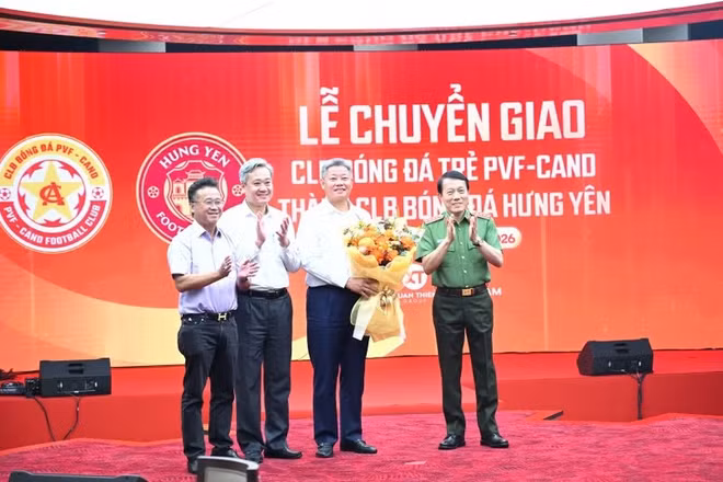Bộ trưởng Công an Lương Tam Quang tặng hoa lãnh đạo đội Hưng Yên. (Ảnh: Minh Giang)