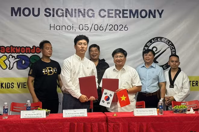 Chủ tịch Korea Black Belt Center (thứ 2 từ trái sang) ký Biên bản ghi nhớ hợp tác.