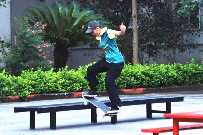 Thi đấu nội dung trượt ván tại giải.