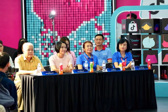Bà Lê Thị Hoàng Yến, Phó Cục trưởng Cục Thể dục thể thao (thứ 2 từ trái sang) tham dự sự kiện.