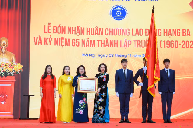 Phó Chủ tịch Ủy ban nhân dân thành phố Hà Nội Vũ Thu Hà trao Huân chương Lao động hạng Ba của Chủ tịch nước cho Trường trung học phổ thông Trần Phú-Hoàn Kiếm.