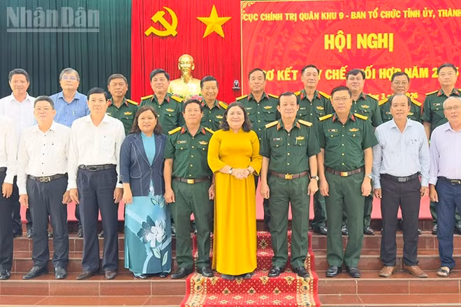 Đại biểu tham dự hội nghị chụp ảnh lưu niệm. 