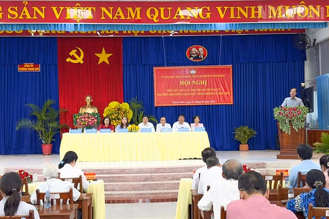 Ứng cử viên tiếp xúc cử tri đang thể hiện chương trình hành động của mình. 