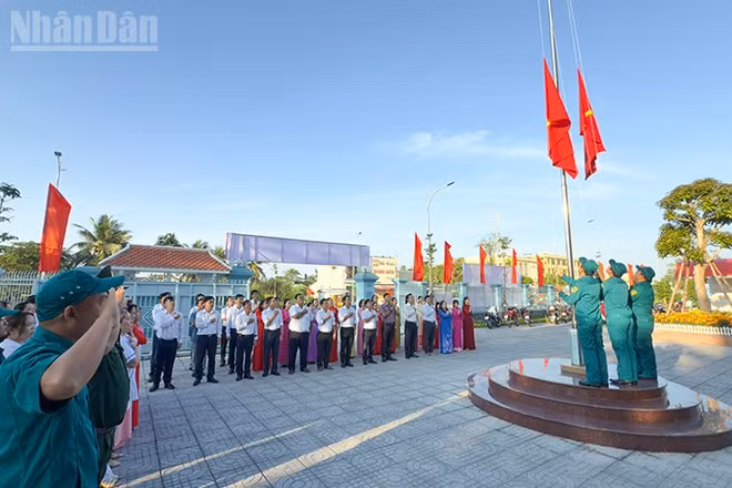 Nghi thức chào cờ và hát Quốc ca ở phường Long Châu, tỉnh Vĩnh Long. 