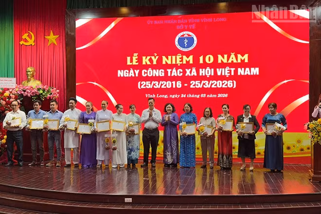 Tuyên dương những người làm công tác xã hội. 