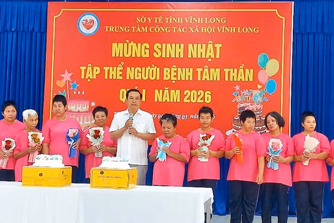Tổ chức sinh nhật tập thể cho người bị bệnh tâm thần ở Trung tâm công tác xã hội Vĩnh Long. 