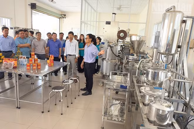 Đại biểu tham quan khu vực chế biến các sản phẩm nông nghiệp. 