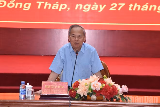 Giáo sư, Tiến sĩ Đinh Xuân Dũng, nguyên Phó Chủ tịch Hội đồng Lý luận, phê bình văn học, nghệ thuật Trung ương báo cáo tại hội nghị.