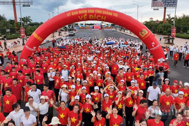 Đông đảo cán bộ, chiến sĩ, người dân hăng hái tham gia chương trình “Cùng Việt Nam tiến bước năm 2026”.