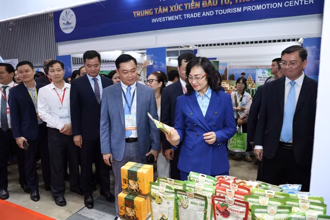 Thứ trưởng Bộ Công thương Phan Thị Thắng cùng các đại biểu tham quan một gian hàng. Ảnh: Phú Quốc 