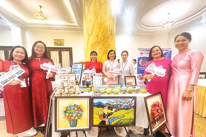 Gian trưng bày sản phẩm của người lao động khuyết tật Trung tâm Hương Giang sản xuất, tại Đại hội đại biểu toàn quốc Hội Bảo trợ người khuyết tật Việt Nam lần thứ nhất.