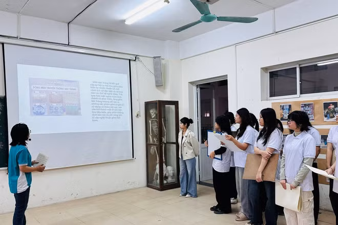 Học phần Trải nghiệm hoạt động mỹ thuật của sinh viên Khoa Sư phạm Mỹ thuật, Trường đại học Sư phạm Nghệ thuật Trung ương hiện được tích hợp đa dạng các hình thức đánh giá, khuyến khích sự sáng tạo của sinh viên. Nguồn ảnh: NUAE-Khoa Sư phạm Mỹ thuật.