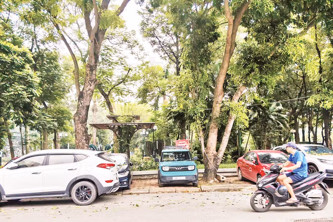 Vỉa hè, lối vào công viên Bán đảo Linh Đàm thường xuyên bị chặn bởi nhiều phương tiện giao thông. Ảnh: Đăng Phi