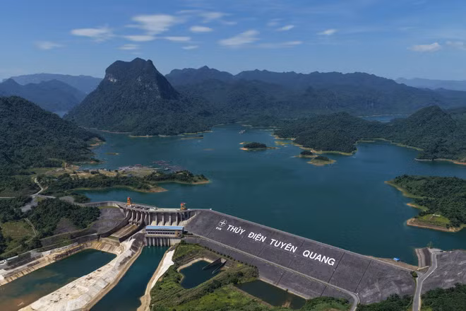 Việc lần đầu “sân khấu hóa” lòng hồ Nà Hang với chương trình nghệ thuật thực cảnh kết hợp công nghệ và văn hóa bản địa cùng sự tham gia của người dân địa phương mở ra hướng mới trong phát triển sản phẩm du lịch cho vùng cao này.
