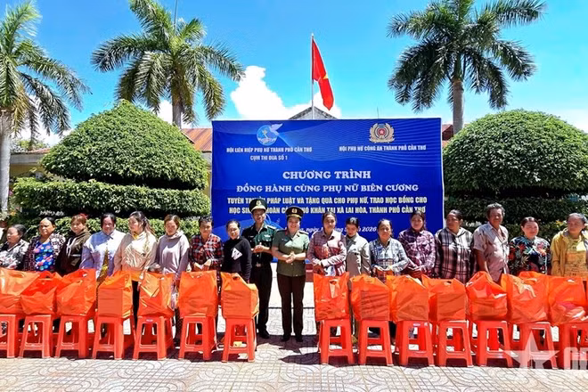Ban tổ chức trao quà tặng hội viên phụ nữ và học bổng hỗ trợ các em học sinh có hoàn cảnh khó khăn trên địa bàn xã Lai Hòa (TP Cần Thơ).