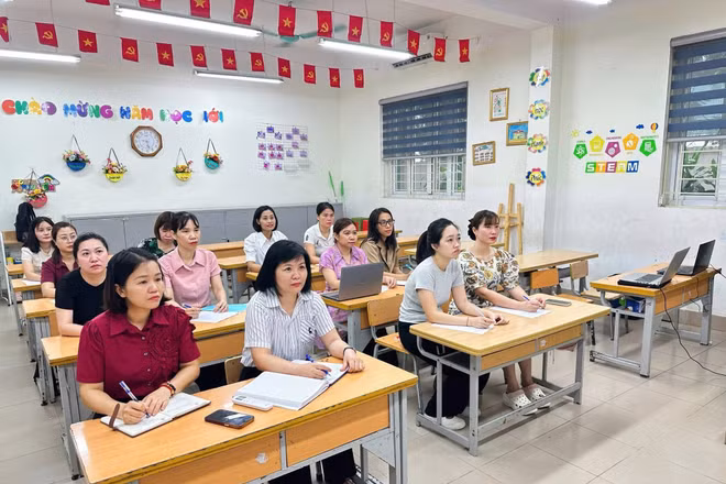 Trên thực tế, ngoài các giờ giảng dạy trên lớp, giáo viên còn thường xuyên tham gia các khóa đào tạo để nâng cao năng lực chuyên môn.