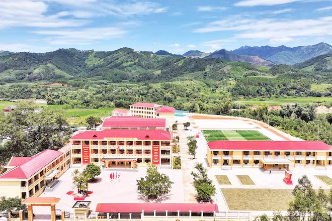 Trường Phổ thông nội trú tiểu học và trung học cơ sở Bình Liêu vừa khánh thành dịp khai giảng năm học 2026-2027 sẽ sử dụng điện mặt trời mái nhà.