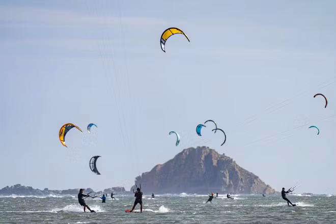 Trên nền biển nam Khánh Hoà, hàng trăm cánh diều bay lượn, tạo nên một bức tranh thể thao mạo hiểm đầy lôi cuốn và tươi mới. Ảnh | Tùng Lâm