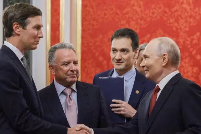 Tổng thống Nga Vladimir Putin tiếp các đặc phái viên Mỹ Steve Witkoff và Jared Kushner tại Moscow vào ngày 5/9/2026. Ảnh | Gavriil Grigorov/Sputnik/ AFP