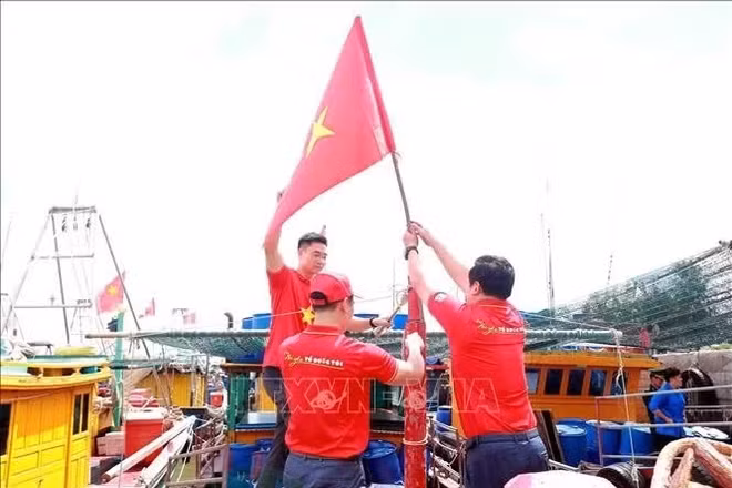 Cờ Tổ quốc cùng ngư dân Hưng Yên vươn khơi, bám biển. 