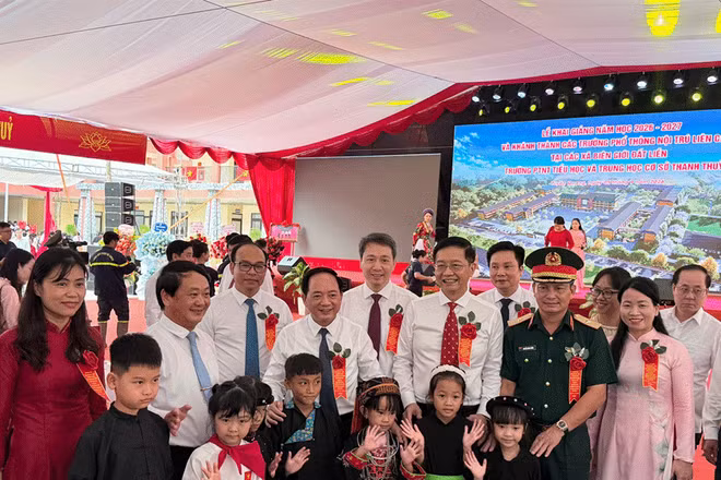 Đồng chí Trưởng Ban Tuyên giáo Trung ương Trịnh Văn Quyết và lãnh đạo Bộ GD-ĐT thăm hỏi và động viên giáo viên Trường Phổ thông nội trú Tiểu học và Trung học cơ sở Thanh Thủy. Ảnh: NXBGDVN
