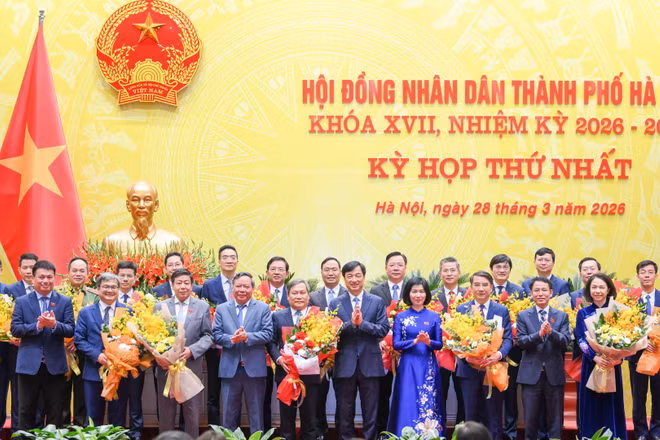 Bí thư Thành ủy Hà Nội Nguyễn Duy Ngọc chúc mừng lãnh đạo Hội đồng nhân dân và Ủy ban nhân dân thành phố nhiệm kỳ 2026-2031. 