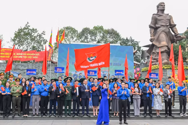 Đồng chí Đào Đức Việt, Phó Bí thư Thành đoàn, Chủ tịch Hội đồng Đội Thành phố trao cờ phát động Tháng Thanh niên năm 2026 cho đồng chí Bí thư Đoàn Thanh niên phường Đống Đa.