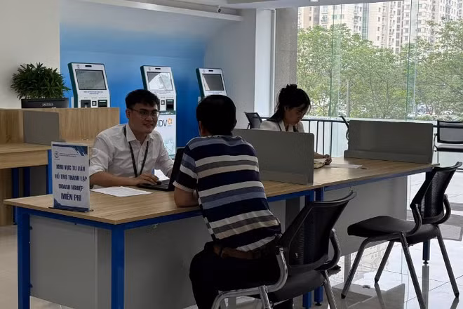Người dân làm thủ tục hành chính tại Trung tâm phục vụ hành chính công thành phố Hà Nội, chi nhánh số 1. (Ảnh: DIỆU THƯƠNG)