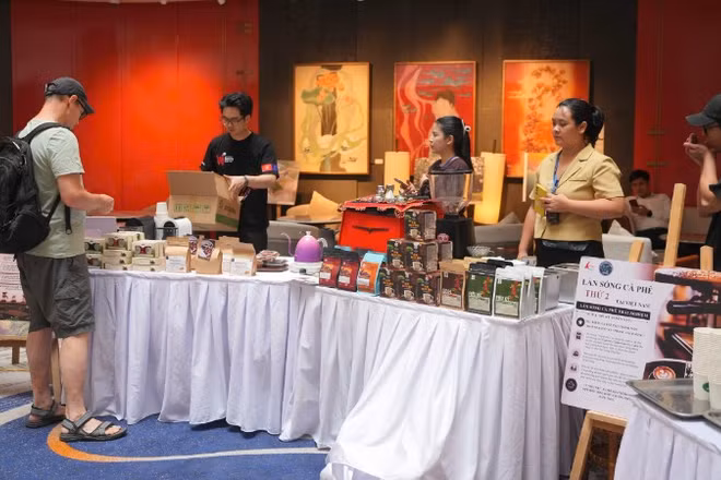Các đại biểu tham quan gian hàng cà-phê Sơn La tại sự kiện. (Ảnh: DIỆU THƯƠNG)