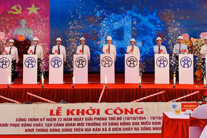 Các đại biểu nhấn nút khởi công Dự án “Khôi phục dòng chảy, tạo cảnh quan môi trường từ sông Hồng qua Miếu Hàm Rồng, đền Văn Hiến, khơi thông dòng sông trên địa bàn xã Ô Diên”. (Ảnh: DIỆU THƯƠNG)