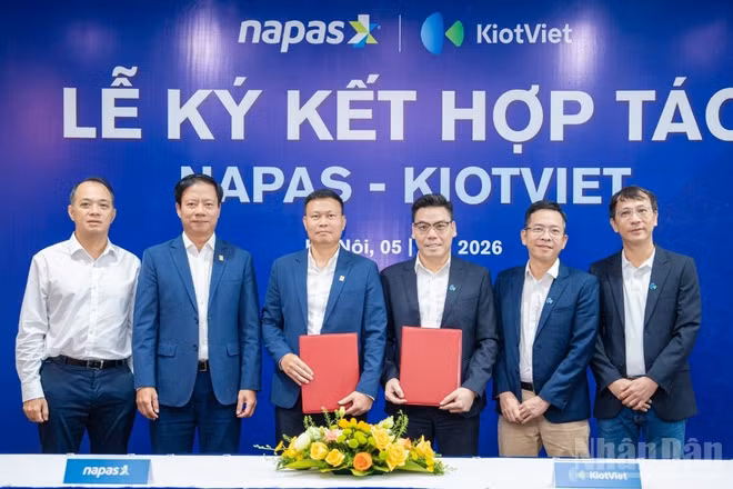 Đại diện NAPAS và KiotViet ký kết hợp tác toàn diện. (Ảnh: HỒNG ANH)