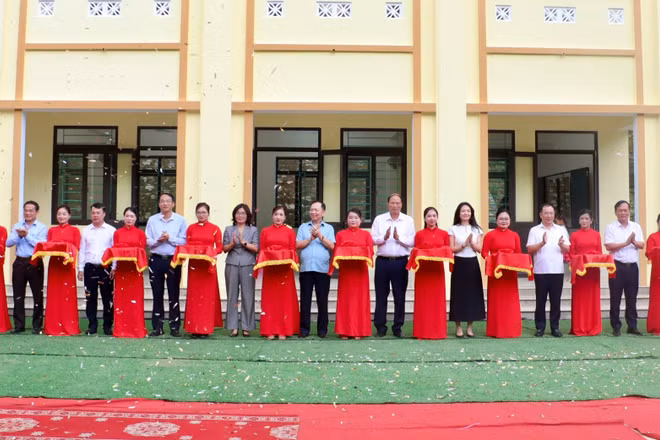 Cắt băng khánh thành công trình trường Tiểu học Vĩnh Quang, xã Lý Bôn, tỉnh Cao Bằng được xây dựng từ nguồn tài trợ của Agribank. (Ảnh: TÔ KHÁNH)