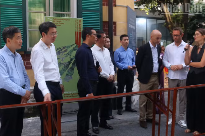 Các đại biểu nghe giới thiệu về cây xanh Hà Nội qua nhiều tư liệu ảnh quý.