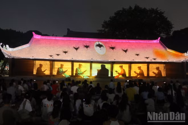 Bộ phim 3D Mapping về sự ra đời, phát triển của Quốc Tử Giám gây ấn tượng bằng những hình ảnh sống động, đẹp mắt. (Ảnh: Giang Nam)