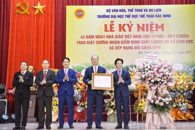 Đại diện lãnh đạo Trung tâm Kiểm định chất lượng giáo dục-Đại học Quốc gia Hà Nội trao chứng nhận kiểm định chất lượng giáo dục cho Trường đại học Thể dục thể thao Bắc Ninh.