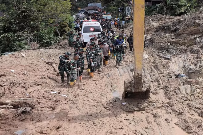 Lực lượng cứu hộ tìm kiếm nạn nhân sau trận lũ và lở đất ở Bắc Tapanuli Regency, Bắc Sumatra, Indonesia. (Ảnh: Tân Hoa xã)