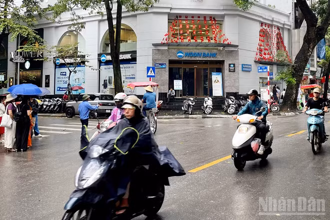 Dự báo do ảnh hưởng của không khí lạnh, khu vực Hà Nội có mưa vừa đến mưa to. (Ảnh minh họa: Đ.T)