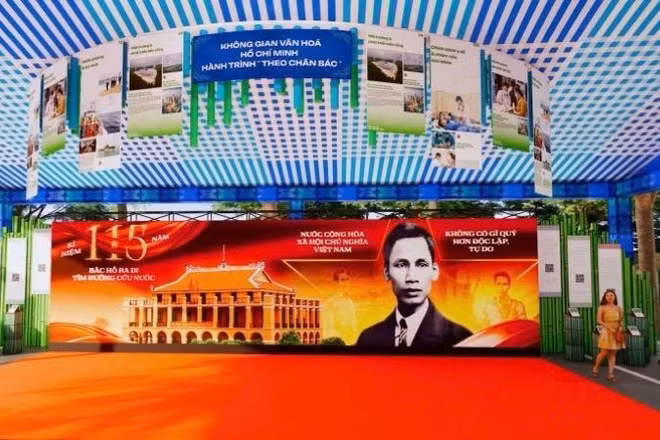 Không gian “Văn hóa Hồ Chí Minh-Hành trình theo chân Bác” phục vụ nhân dân và khách tham quan, tìm hiểu lịch sử tại lễ hội.