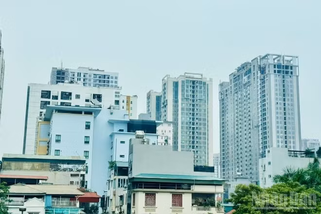 Một góc chung cư và nhà ở phía đông Hà Nội. (Ảnh: HNV)