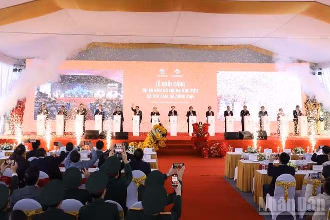 Ấn nút khởi công dự án. (Ảnh: PV)