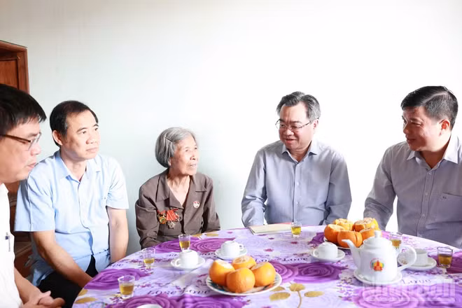 Đồng chí Nguyễn Thanh Nghị, Ủy viên Bộ Chính trị, Bí thư Trung ương Đảng, Trưởng Ban Chính sách, Chiến lược Trung ương cùng đoàn công tác đến thăm gia đình bà Lương Thị Thân, thanh niên xung phong bị nhiễm chất độc hóa học tại xã Cư Jút.