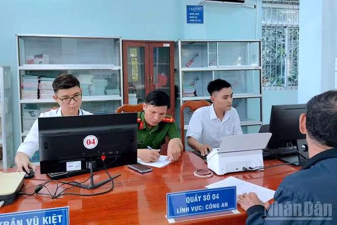 Công chức tại Trung tâm hành chính công xã Đất Mũi (tỉnh Cà Mau) xử lý các hồ sơ thường ngày của người dân. (Ảnh: HỮU TÙNG)