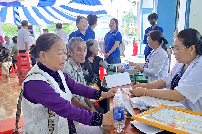 Hoạt động tư vấn sức khỏe, khám sàng lọc cho người cao tuổi sau lễ phát động tại Cà Mau. (ảnh HOÀN THÀNH)