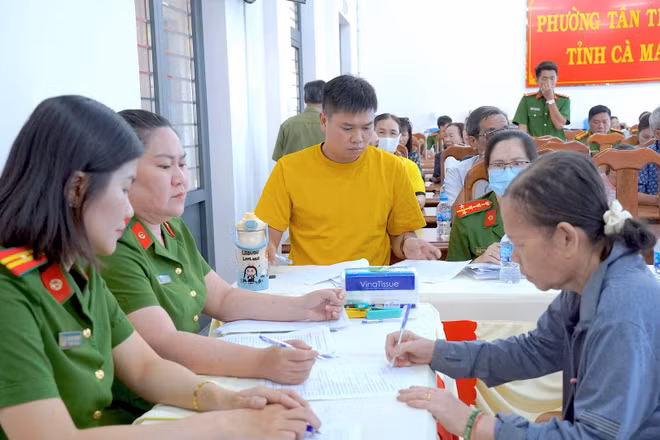 Cán bộ phòng Cảnh sát Quản lý hành chính về Trật tự xã hội Công an tỉnh Cà Mau thu nhận thông tin thân nhân liệt sĩ chưa xác định danh tính tại điểm phường Tân Thành. (ảnh HỮU ĐỆ).