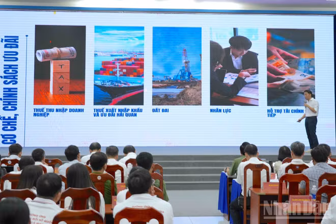Chuyên gia tại hội thảo trao đổi về cơ chế, chính sách và cơ hội ứng dụng công nghệ số, AI trong quản lý, điều hành và sản xuất, kinh doanh. (Ảnh: HỮU TÙNG)