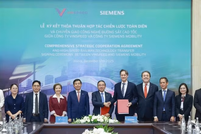 Ông Nguyễn Việt Quang, Phó Chủ tịch kiêm Tổng Giám đốc Tập đoàn Vingroup (thứ 5 từ trái qua), ông Phạm Thiếu Hoa, Tổng Giám đốc VinSpeed (thứ 6 từ trái qua) và ông Michael Peter, Tổng Giám đốc Siemens Mobility (thứ 5 từ phải qua), cùng đại diện hai bên tại lễ ký kết thỏa thuận hợp tác chiến lược toàn diện và chuyển giao công nghệ đường sắt tốc độ cao.