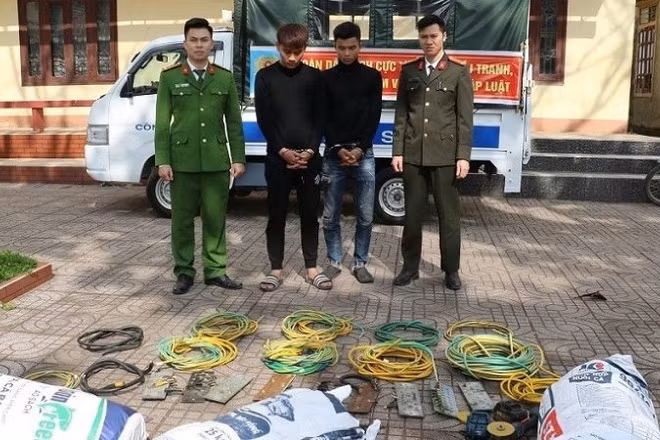 Các đối tượng và tang vật vụ án.