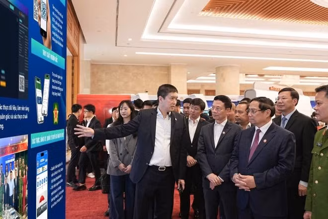 Ông Phan Đức Trung, Chủ tịch Hiệp hội Blockchain và Tài sản số Việt Nam (VBA), Chủ tịch 1Matrix, đã báo cáo với Thủ tướng cùng các lãnh đạo Nhà nước về những kết quả nổi bật mới nhất của VBSN trong quá trình triển khai các nhiệm vụ trọng tâm về khoa học, công nghệ, đổi mới sáng tạo và chuyển đổi số. (Ảnh: VBA)